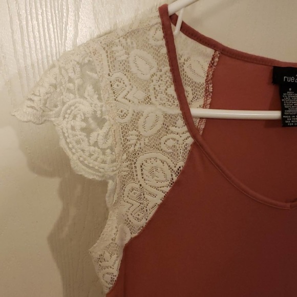 Plum colored shirt with lace sleeves - Picture 3 of 3